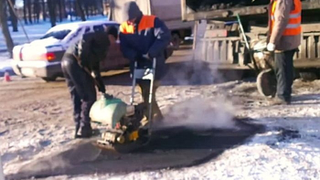 Illustration for article titled Why do Russians pour asphalt over snowed roads instead of plowing them?